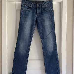 Jeans  - Skit snygga lågmidjade jeans i uppskattad storlek 36-38. Säljer pga lite för tajta runt mina lår