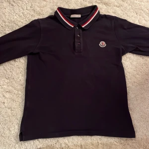 Moncler piké  - Lång armad Moncler piké den är köpt på nk för 2500kr tror jag eller för mer men är inte helt säker, men mitt pris för denna är 1000kr. I