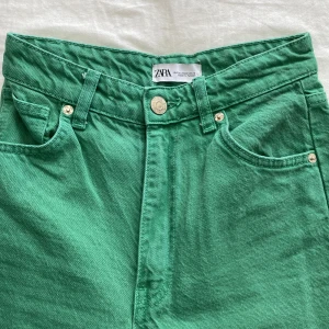 Zara jeans  - Säljer mina älskade gröna Jens från zara i storlek 32. Säljs pga för små 