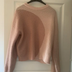 Rosa stickad tröja - Fin stickad tröja, ser likadan ut bak som fram. Superfint och praktiskt på en sen sommarkväll!