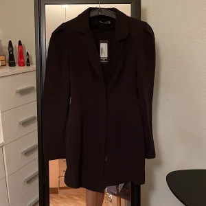 Kavajklänning - Helt ny underbar kavajklänning i storlek 34. Klänning är från asos och nypriset är 615kr. Själs på grund av glömt skicka tillbaka. 