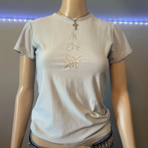 y2k t-shirt med tryck - äkta y2k t-shirt med tryck, ljusblå-ish färg