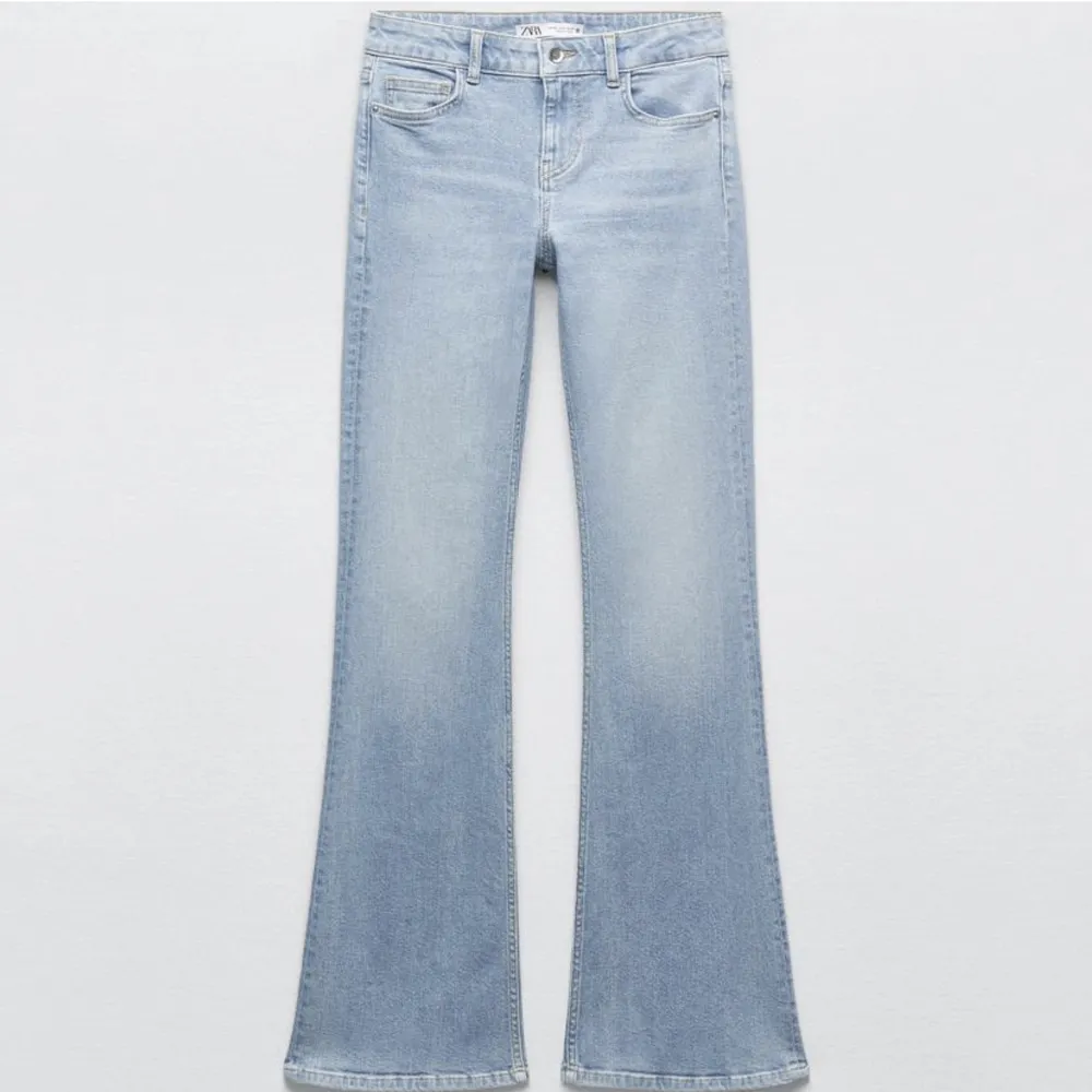 Säljer dessa zara low Rise jeans i ljusblå färg. De är  för långa för mig som är 160 (se bild 3). De är sparsamt använda!. Jeans & Byxor.