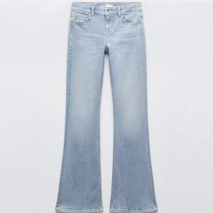 Säljer dessa zara low Rise jeans i ljusblå färg. De är  för långa för mig som är 160 (se bild 3). De är sparsamt använda!