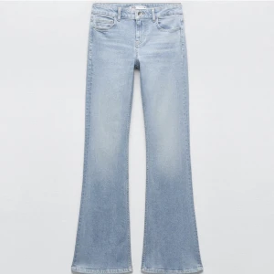 Zara Lågmidjade bootcut jeans  - Säljer dessa zara low Rise jeans i ljusblå färg. De är  för långa för mig som är 160 (se bild 3). De är sparsamt använda!