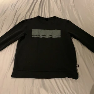Hugo Boss tröja - Säljer min nästan oanvända Hugo Boss tröja då den har blivit för liten. Storleken är M men den kan också passa S.
