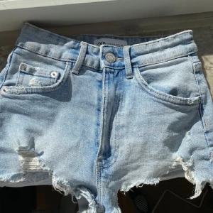 Zara jeans shorts - (Lånad bild)jättefina jeans shorts från zara som jag köpte här ifrån plick.Säljer pga försmå . Har 2 par båda är köpta från plick men båda var försmå. Storlek:32 och 34 Skriv för egna bilder
