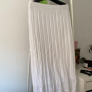 KJOL  - Superfin kjol och passar till allt nu till sommaren!! Perfekt att ha både på kallare och varmare sommardagar!! Ordinarie pris är 400