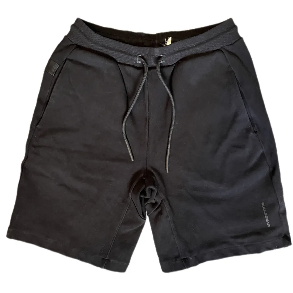 ett par svarta pull&bear shorts storlek S/M tror jag då lappen är borttagen,  ganska bra skick. Shorts.