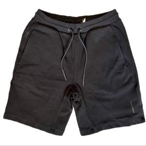 ett par svarta pull&bear shorts storlek S/M tror jag då lappen är borttagen,  ganska bra skick