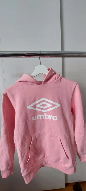 Umbro hoddei - Använt få gånger👌🏻 Stolek 152💓