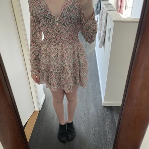 Blommönstrat klänning Zara - Denna klänning är en väldigt fin klänning från Zara. Klänningen är i färgen rosa/vit/grön. Den är en ganska kort kjol som kan användas till alla tillfällen. Betalning sker via swish och köparen står för frakten. Klänningen är använd ca 4-5 gånger helt ny