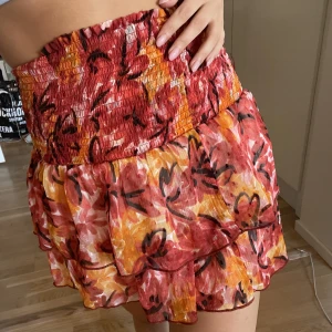 Volangkjol  - Superfin volangkjol från Gina tricot. Storlek 34, skulle säga att den passar storlek XS-S. Som nyskick! 