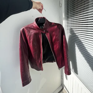 Vintage läderjacka leatherjacket skinnjacka bikerjacka motorcykeljacka läder leather jacket jacka vinröd vintagejacka  - Supersnygg vintage läderjacka (äkta läder) säljes. Upplevs som en strl: M. 