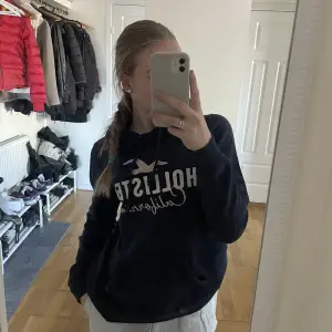 Funderar på att sälja denna jätte skön och fin hoodie från hollister💕 Nästan aldrig använd och är därav i väldigt bra skick😊 