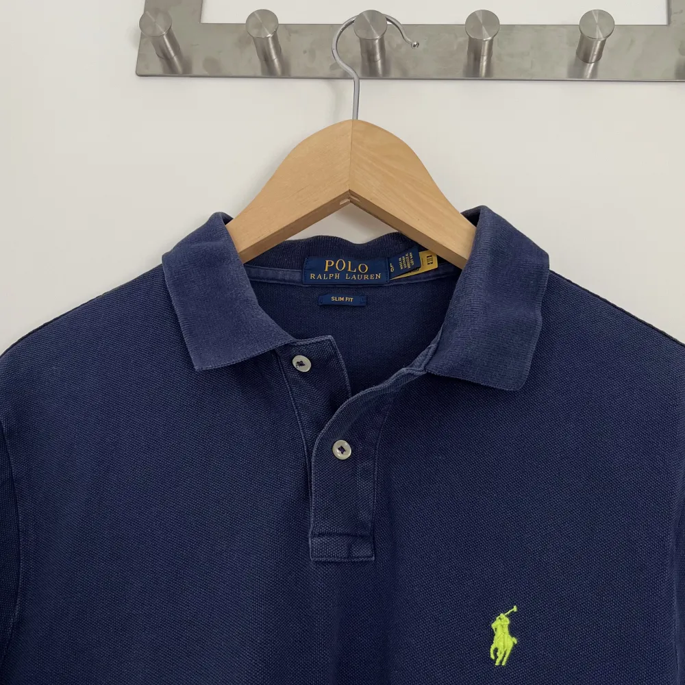 Polo Ralph Lauren Piké New Release with QR Code. Navy Blue. Very cool looking. Size L but also can work for M. Slim Fit. Retail price is around 1200. Write for more quastions.. T-shirts.