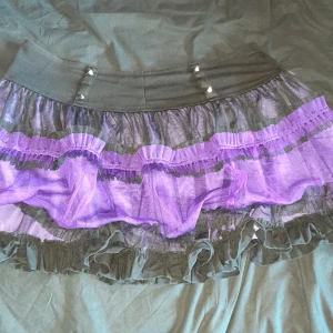 Goth kjol säljes - Goth kjol i tyll med dragkedja och nitar stl xl