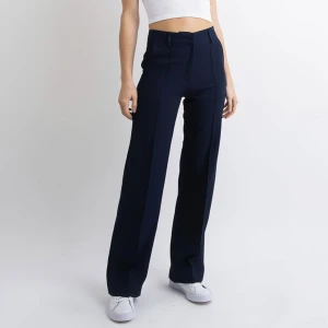 Kostymbyxor madlady - Ett par fina blåa kostymbyxor från madlady i storlek M. Använd fåtal gånger varav i bra skick. Kan posta och mötas upp i centrala Stockholm. Fler bilder eller eventuella frågor kan tas privat.🤍