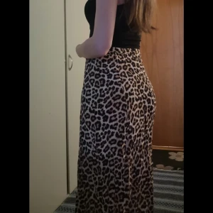 Vadlång kjol  - Oanvänd vadlång kjol med leopard mönster. Tag kvar. Storlek xs men kan passa en s också. Kan mötas i Stockholm, köparen står för frakt.  Bara seriösa!!