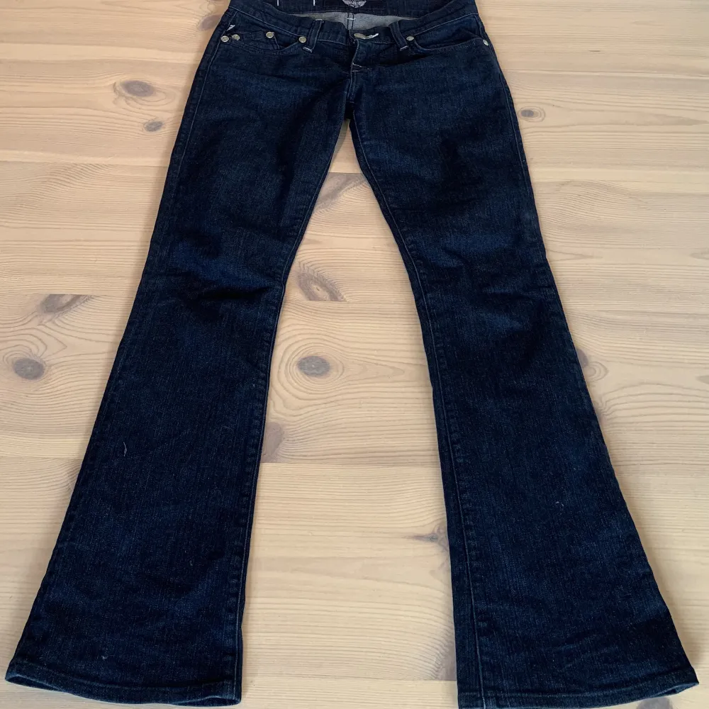 Säljer dessa superfina mörk blå, lågmidjade jeans från Rock & Republic. Midjemått: 38 cm Inerbenslängd: 78 cm Klicka inte på köp nu!. Jeans & Byxor.