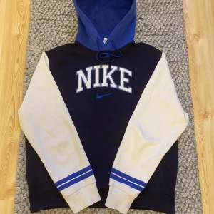 Nike Hoodie - Hej! Säljer nu min skitsnygga Nike Hoodie som är i nyskick. Använd endast en gång och sedan legat i garderoben och nu är den för liten.. Storlek L och köpt från zalando för 1100kr Tänker mig 599kr Mvh