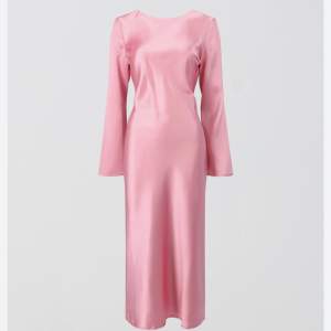 SÖKER den här klänningen rosa satin klänning från Gina tricot  i storlek 34 eller 36 om någon vill sälja ❤️