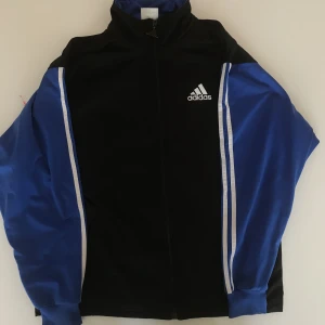 Adidas jacka/kofta - Snygg adidas jacka använd fåtal gånger bild 3 är printen på backsidan. Inga defekter. Står att den är storlek smal men är lite oversized i sin passform. 