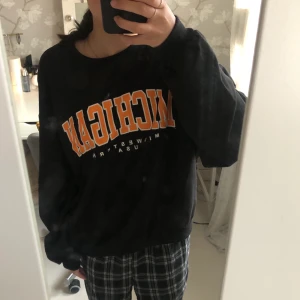 Sweatshirt  - Säljer en svart sweatshirt i strl. S från SHEIN. Köpt sommaren 20 och är sparsamt använd fram till sommaren 21. Har ett coolt tryck på framsidan. Köparen står för frakten😇