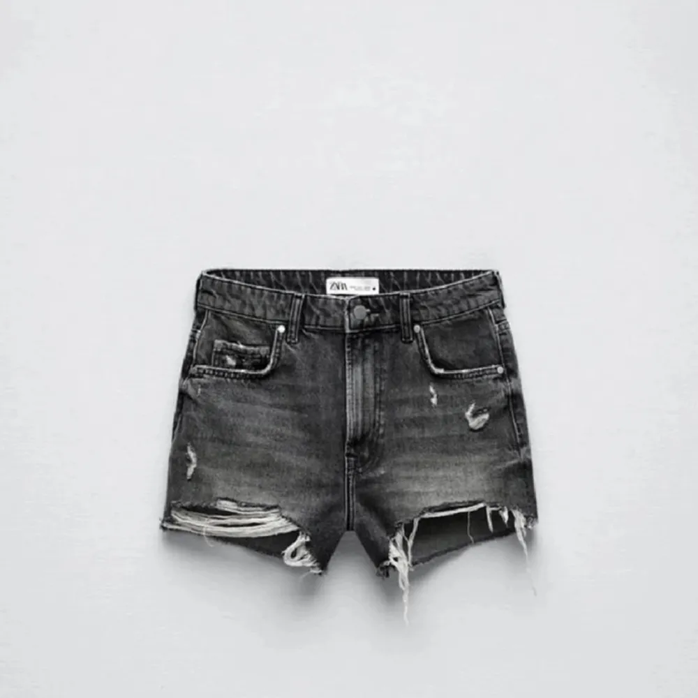 Säljer dessa snygga gråa shorts från zara som är perfekta nu till sommarn i strlk 38 då de inte kommer till användning längre!❤️‍🔥. Shorts.