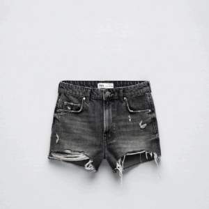 Säljer dessa snygga gråa shorts från zara som är perfekta nu till sommarn i strlk 38 då de inte kommer till användning längre!❤️‍🔥