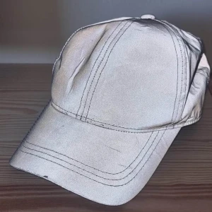 Reflexkeps Weekday - Reflexkeps från Weekday. Några repor/märken på skärmen som syns som tydligast när den är i “reflex mode”. Den har även blivit lite knölig av att ligga nerpackad, men inget som inte ett huvud kan räta ut.