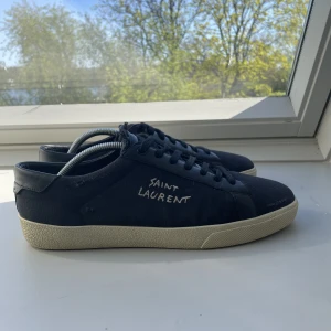 Saint Laurent skor 42 - Säljer dessa otroligt snygga distressed Saint Laurent skor i storlek 42 | Skick: 9/10 endast använda ett fåtal gånger | Nypris: 6700 kr | Mitt pris 2900 kr | Priset går självklart att diskuteras | Hör av er vid minsta fråga eller fundering :)