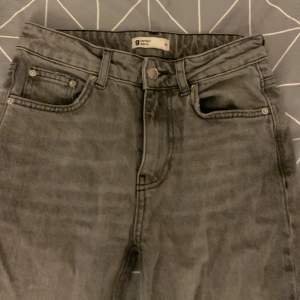 Grå Low waist jeans från Ginatricot  Börjar slitas lite längst ner  Strl 34 