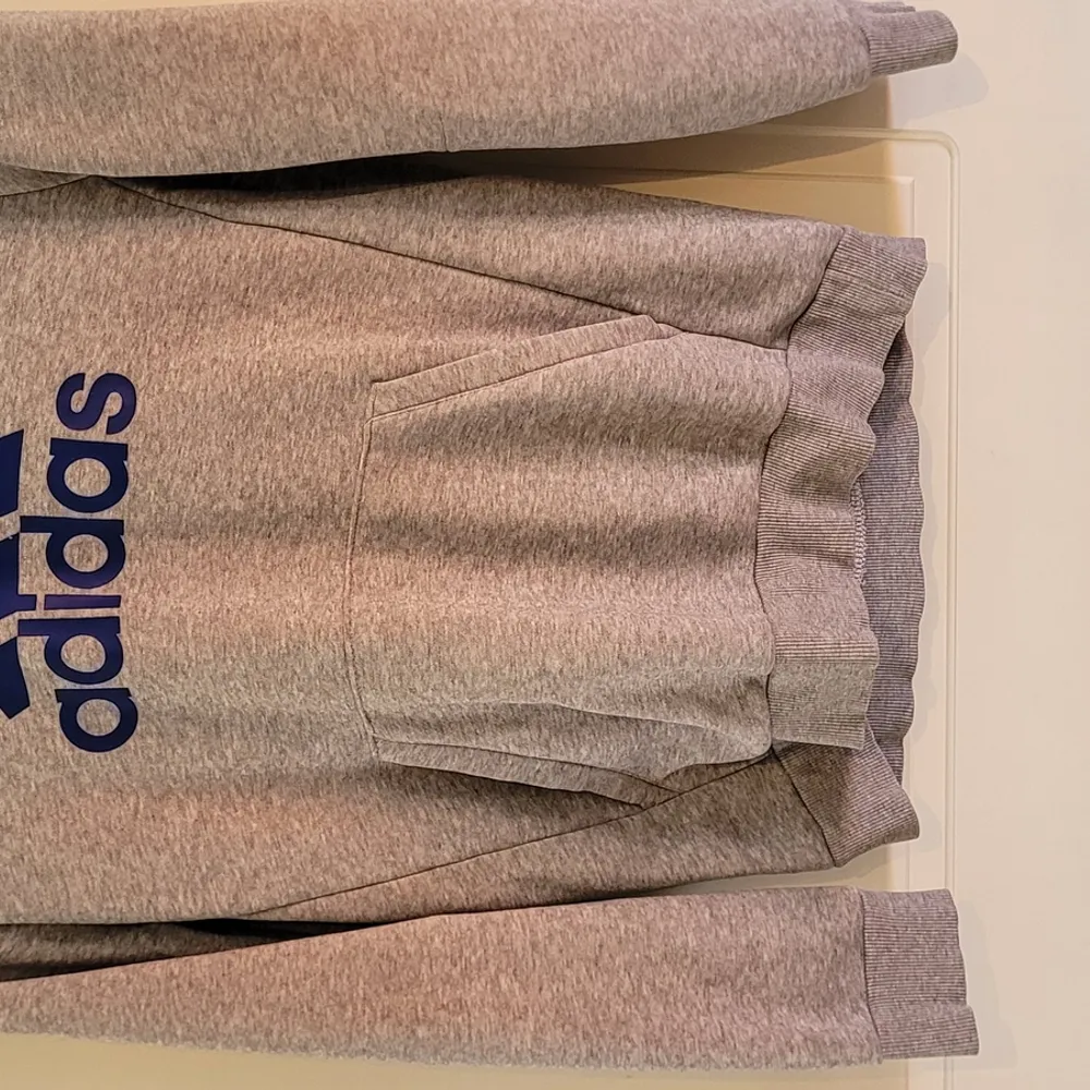 Säljer två adidas tröjor som jag har växt ur. Storlek 164. Hämtas i trollhättan.. Hoodies.