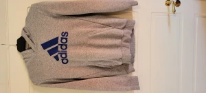 Adidas tröjor storlek 164 - Säljer två adidas tröjor som jag har växt ur. Storlek 164. Hämtas i trollhättan.