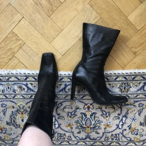 Skinnstövlar - Stövlar i äkta skinn storlek 38! Bra skick förutom att vänstra skon har fått en liten fläck vid dragkedjan, alltså inre sidan av skon (dma för bild). Köpta på vintageaffär i Stockholm! 