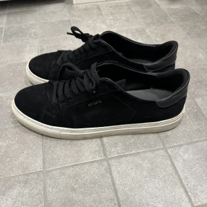 Axel Arigato skor - Säljer mina sparsamt använda Axel Arigato skor då jag använder dem allt för sällan. Skriv ifall du vill ha fler bilder eller har några funderingar!! Nypris 2450