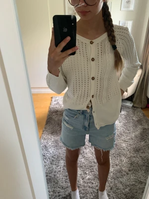 Vit stickad kofta  - Vit stickad kofta  Lager 157 Strl. 150, passar mig som har strl.Xs men något kort i ärmarna  85kr Finns även i marinblå.   Pris kan diskuteras! 