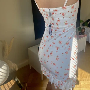 Oanvänd klänning - Oanvänd klänning, så fin men tyvärr lite för stor för mig upptill! 