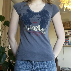 Grå t-shirt - Jättecool v-ringad tröja i storlek s. Frakt tillkommer!