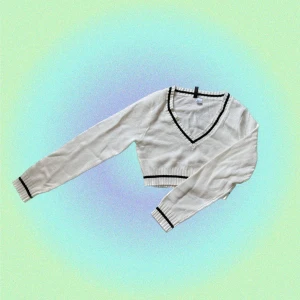 Croppad stickad tröja strl S - Vit stickad topp från H&M i croppad modell. Säljer då den inte kommit till användning. Utmärkt skick.