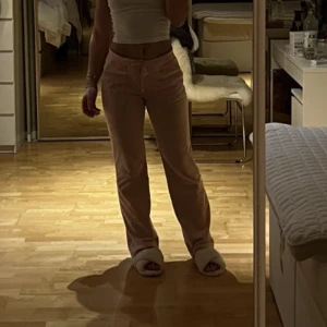Juicy Couture Set - Säljer mitt rosa juicy set då jag inte använder de längre, jättebra skick och sparsamt använt. Byxorna i M och koftan i S. Byxorna sitter bra på mig som har S i vanliga fall, skriv för mer bilder. Säljer dom endast tillsammans 