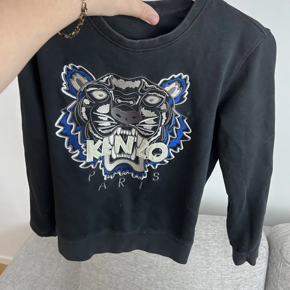 Kenzo tröja svart använd fåtal gånger steken M men passar S. Tröjor & Koftor.