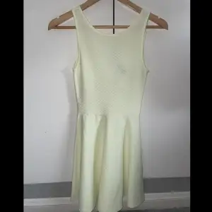 Ljusgul klänning från H&M ny 
