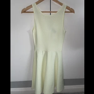 Klänning  - Ljusgul klänning från H&M ny 
