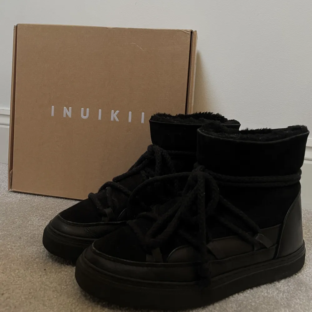 Säljer mina svarta inukii i storlek 40  Dom är i bra skick inga defekter, köpta för 2600kr,  Använt fåtal gånger därefter jag hade ett par andra skor jag använde, skriv för fler bilder😊 pris kan diskuteras  . Skor.