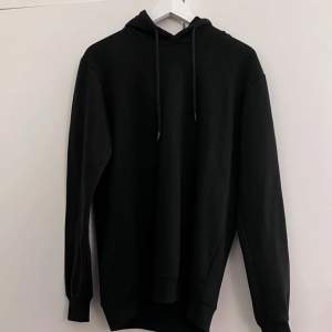 Vanlig svart hoodie 
