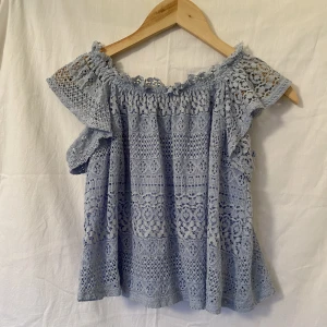 Söt topp - Jättefin ljusblå spelstopp som är elastiskt där uppe, den kan alltså bäras som både vanligt och off shoulder!💞