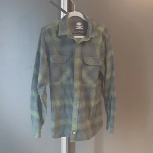 Dickies flanelljacka  - Tunn flanelljacka/skjorta från Dickies som intw använts i nästan två år. Användes under vår/höst, lite sommar.
