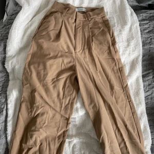 Kostymbyxor  - Brun/begia kostymbyxor. Jättebra skick. Skicka gärna för frågor eller fler bilder!